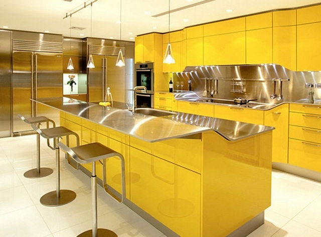 Küche-in-Gelb-mit-Metall-Oberflächen