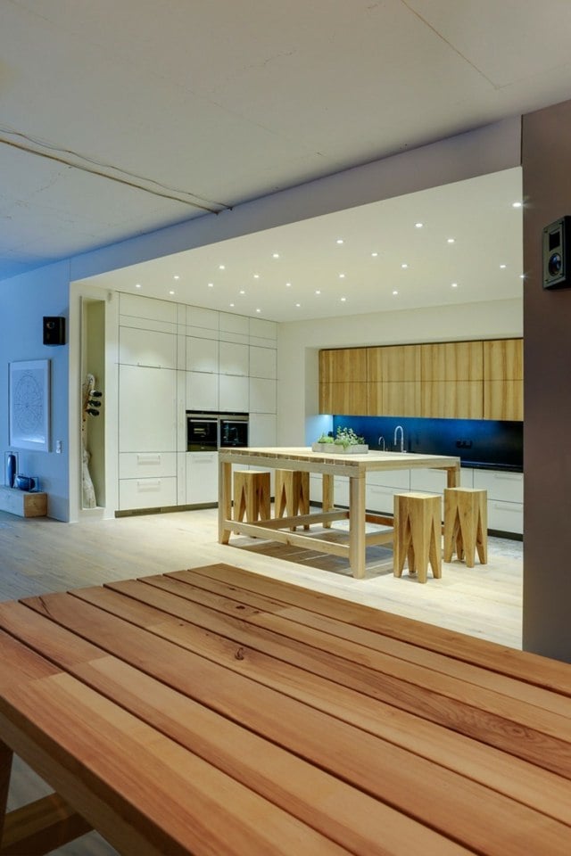 Küche-in-Loft-Wohnung-mit-Massivholz-Tisch-und-Beleuchtung-in-der-Zimmerdecke