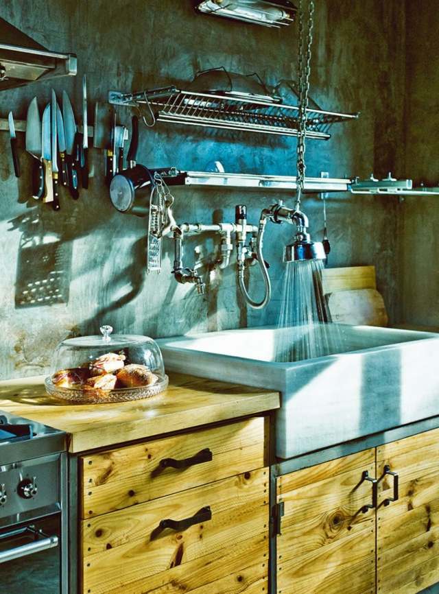 Küche-industrielles-Vintage-Design-mit-Marmor-Abwaschbecken-und-viel-Edelstahl