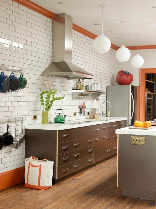 Küchenblock-Schränke-Wandgestaltung-weiße-Keramikfliesen-glasiert