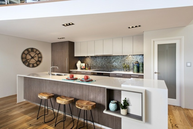 Kücheninsel-mit-weißer-Oberfläche-Küchenschränke-mit-Holzoptik-und-Mosaik-Fliesen