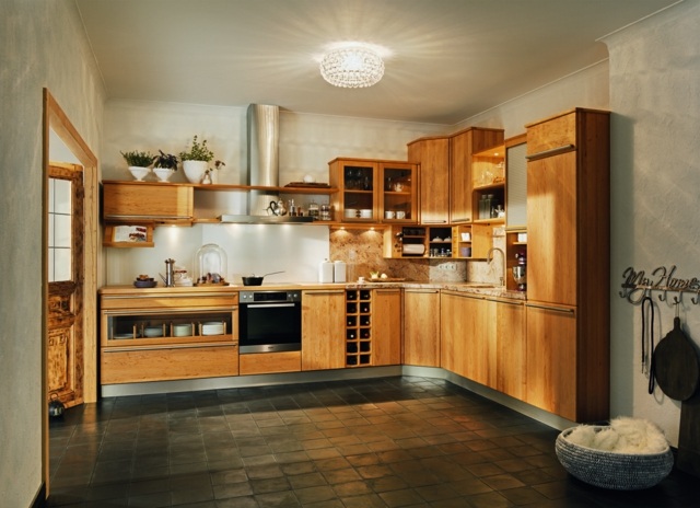 Küchenschränke-aus-Holz-Fliesen-mit-Kleinformat