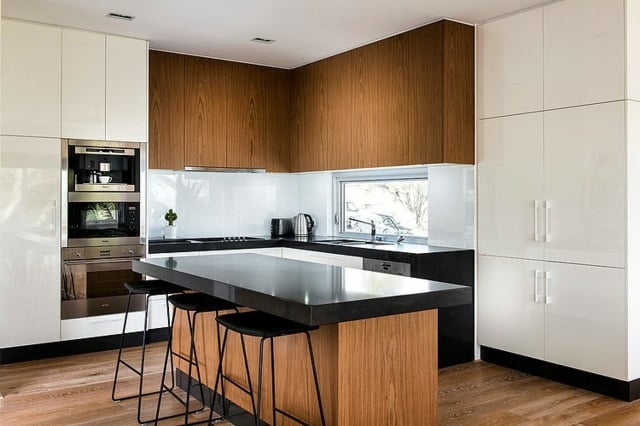 Küchenschränke-mit-weißer-Oberfläche-Laminat-Bodenbelag-Kücheninsel-Metall-Stühle
