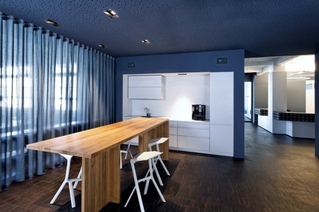 Küchenwand-in-Weiß-langer-rechteckiger-Holztisch