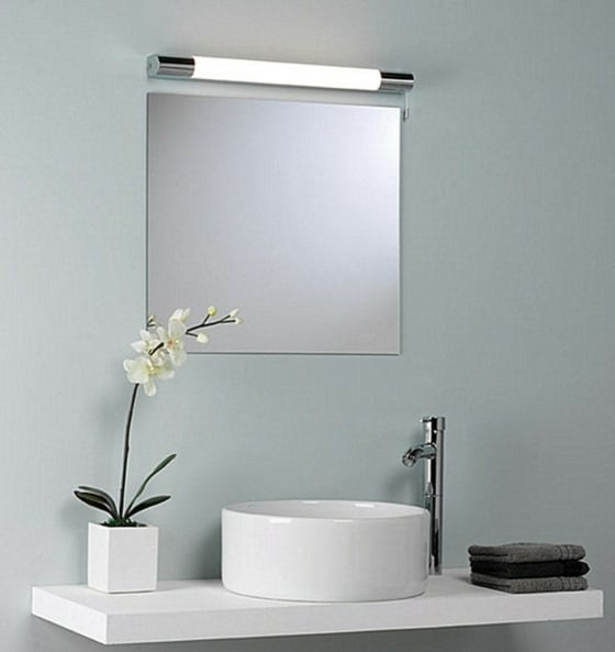 Licht-über-Spiegel-im-Badezimmer-Orchidee-als-Dekor