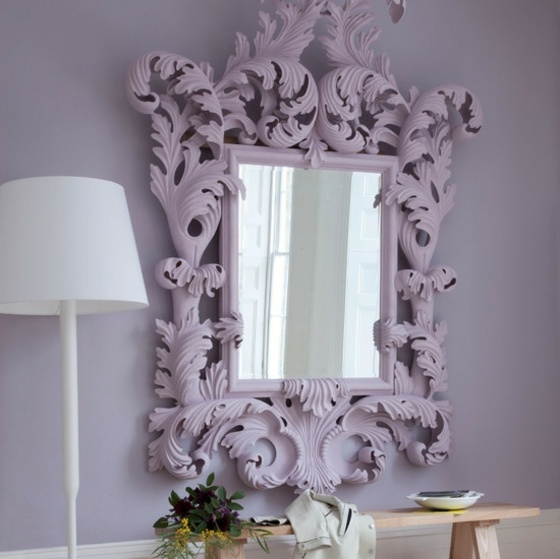 Lila-Wandgestaltung-mit-Wandspiegel-klassischer-Rahmen-geschlitzt-aus-Holz
