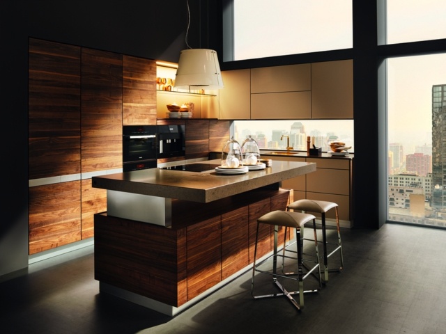 Loft-Wohnung-Küche-mit-Holz-und-Granit-Küchenarbeitsplatte-Pendelleuchte