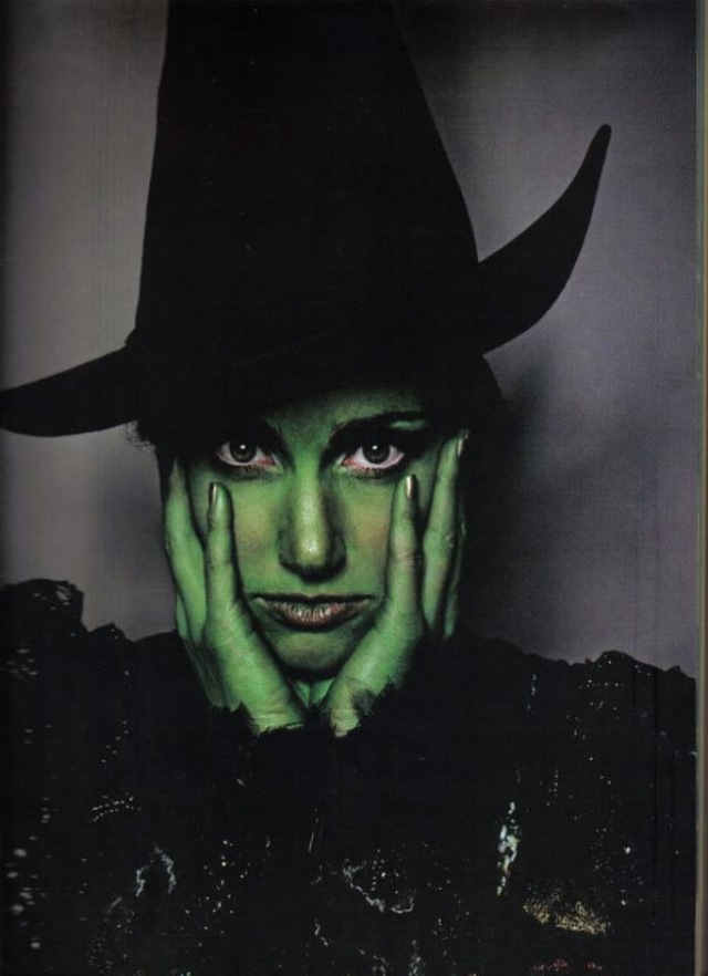 Magierin-make-up-grün-gesicht-hexenhut-schwarz-halloween