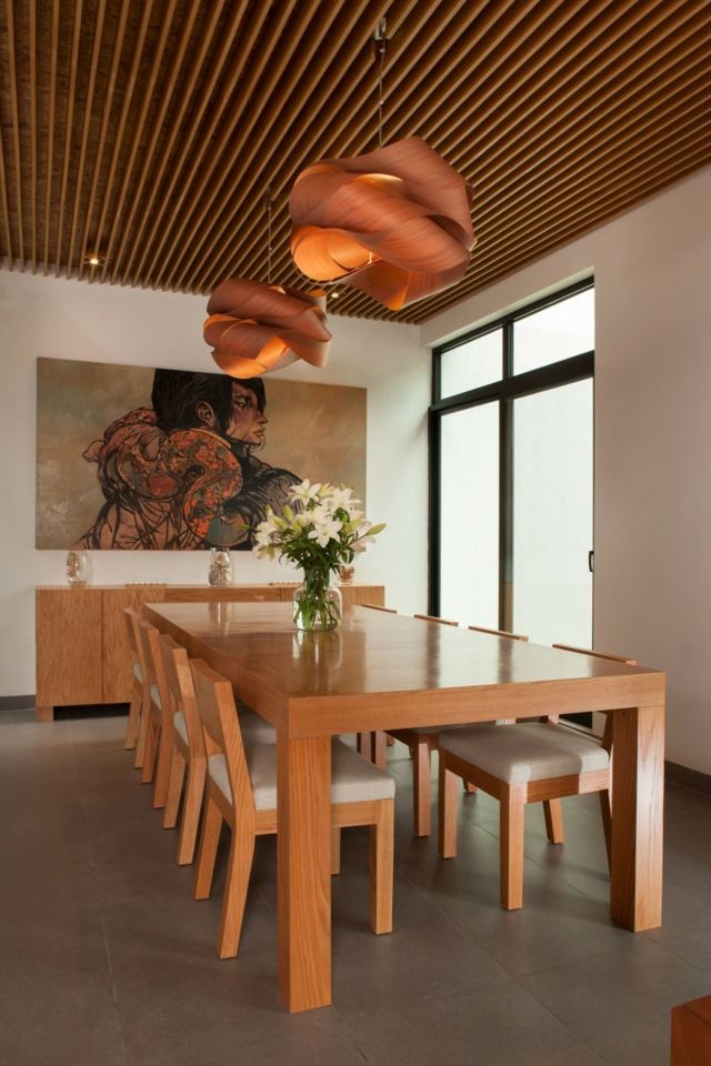 Massivholz-Tisch-mit-Stühlen-braune-Pendelleuchte-Wanddeko