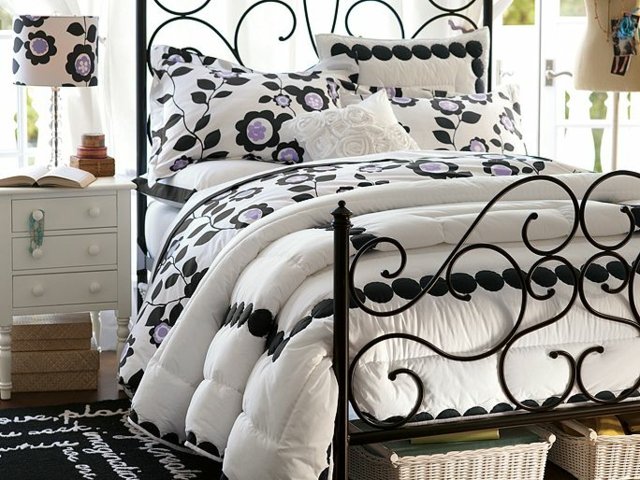 Metall-Bett-schwarz-weiße-Bettwäsche-Rattan-Körbe-unter-dem-Bett