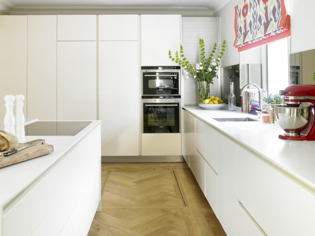Mineralwerkstoff-Küchenarbeitsplatten-Holzboden-weiße-Ausstattung