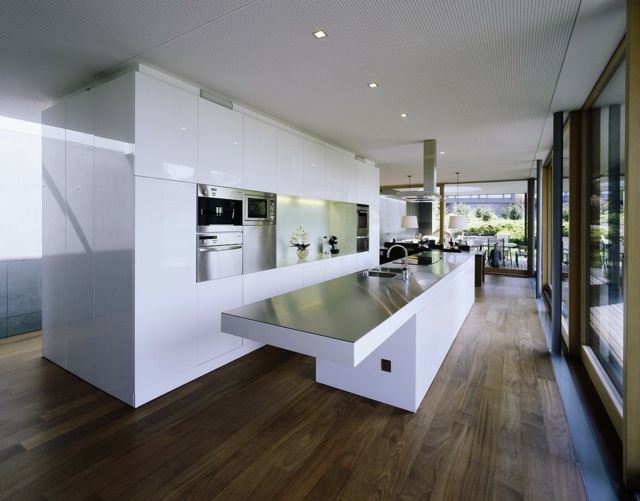 Minimalismus-in-der-Küche-Küchenwand-und-Kücheninsel-in-Weiß