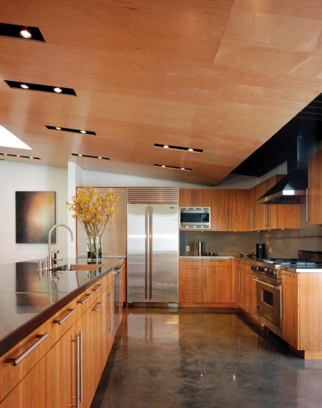 Moderne-Küche-in-Orange-Holzoptik-mit-Naturstein-Boden