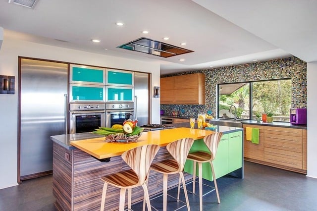 Mosaik-Fliesen-bunte-Küche-gelber-Esstisch-Holzstühle