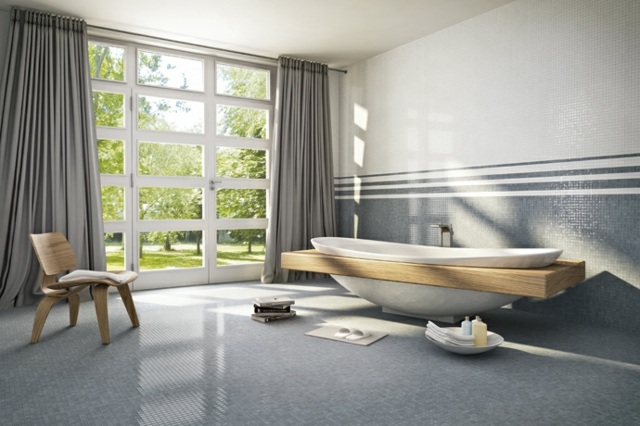 Mosaik-in-Grau-Badewanne-mit-Holz-und-Holzstuhl