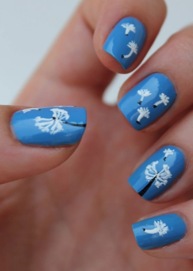 Nageldeko-ideen-Löwenzahn-Motiv-blau-Grundlack-Fingernägel-Art-zeichnen