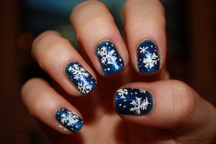 Nageldesign-Bilder-weihnachten-winter-schneeflocken-blauer-glitzerlack