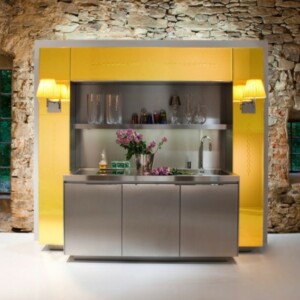 Naturstein-Wanddeko-gelbe-Farbe-als-Rahmen-für-die-moderne-Küche