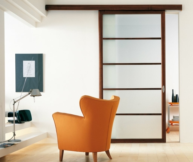 Orange-Sessel-Schiebetür-als-Raumteiler-mit-mattiertem-Glas