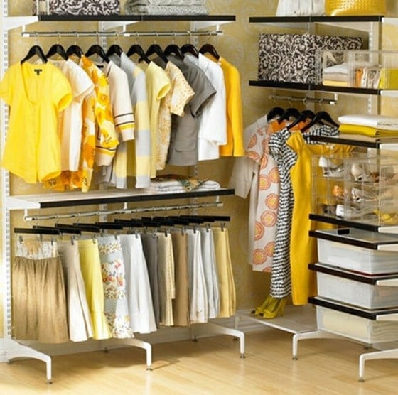 Ordnung-bei-Frauen-in-der-Kleiderschrank-gelbe Blusen-kurze-Röcke