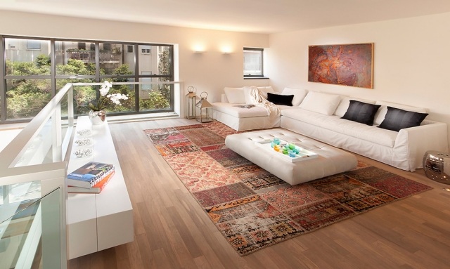 Orientalischer-Teppich-Wohnzimmer-Sitzfläche-reichlich-mit-Kissen-ausgestattet