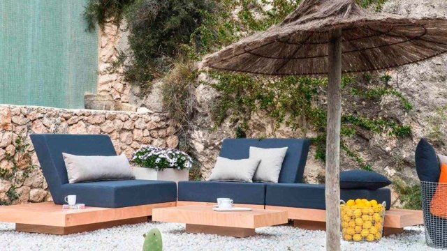 Outdoor-Sofa-The-Island-modular-gestaltet-gemütliche-Sitzinseln