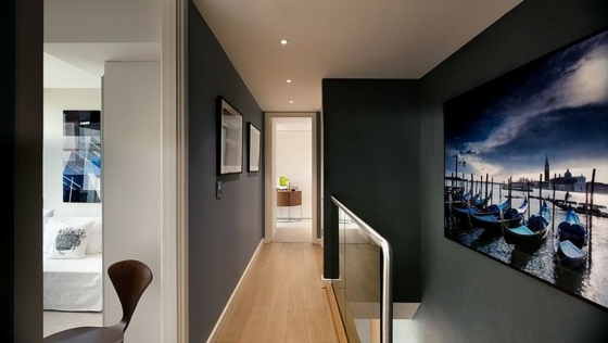 Penthouse-Wohnung-Treppengeländer-graue-Wände-weiße-Wandfarbe