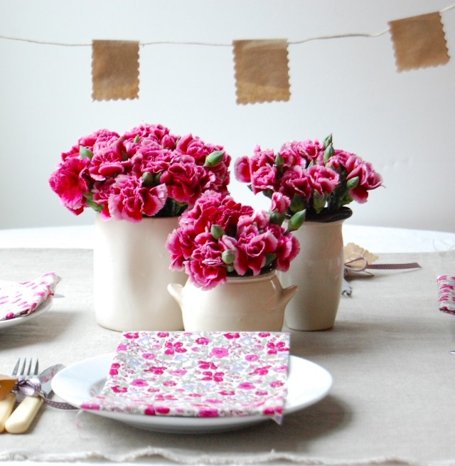 Pinke-Blumen-stimmiges-Gesamtbild-hochzeit-dekoration-tisch