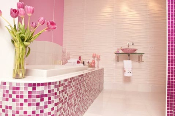 Pinke-und-Violette-Töne-als-Mosaik-Fliesen-im-Bad