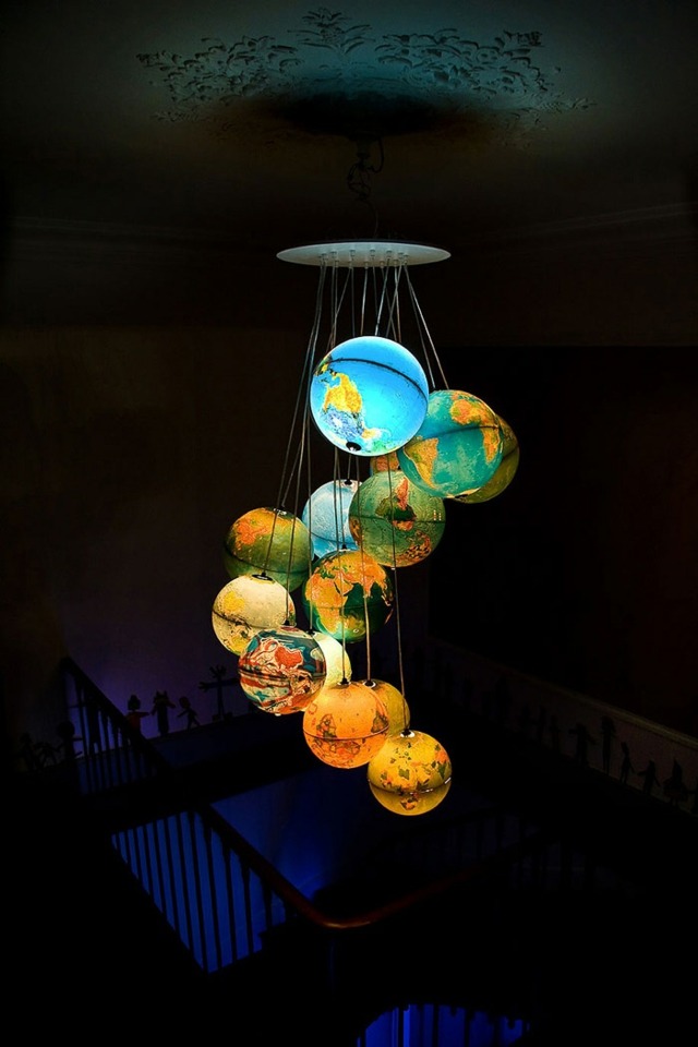 Plastik-Globus-in-verschiedenen-Variationen-Lichtquelle