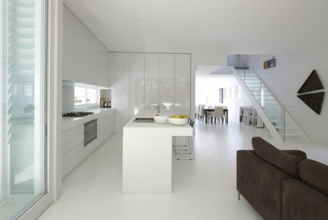 Polstersofa-weiße-Küche-Minimalismus-Treppe-Küchenschränke-mit-Hochglanz-Oberfläche