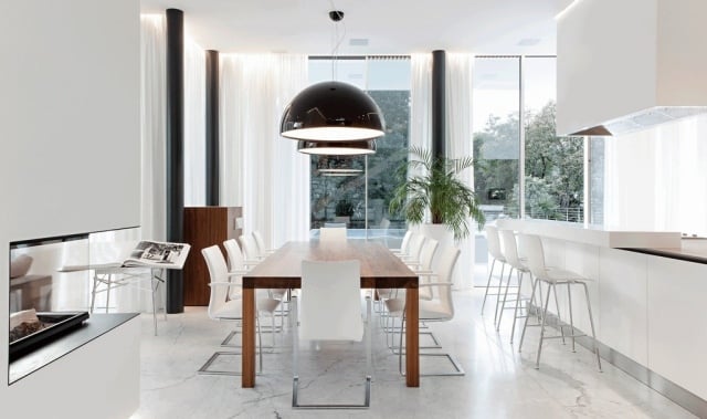 Raummitte-Tisch-platzieren-minimalistisch-weiß-mehrere-Lichtquellen-Esszimmer