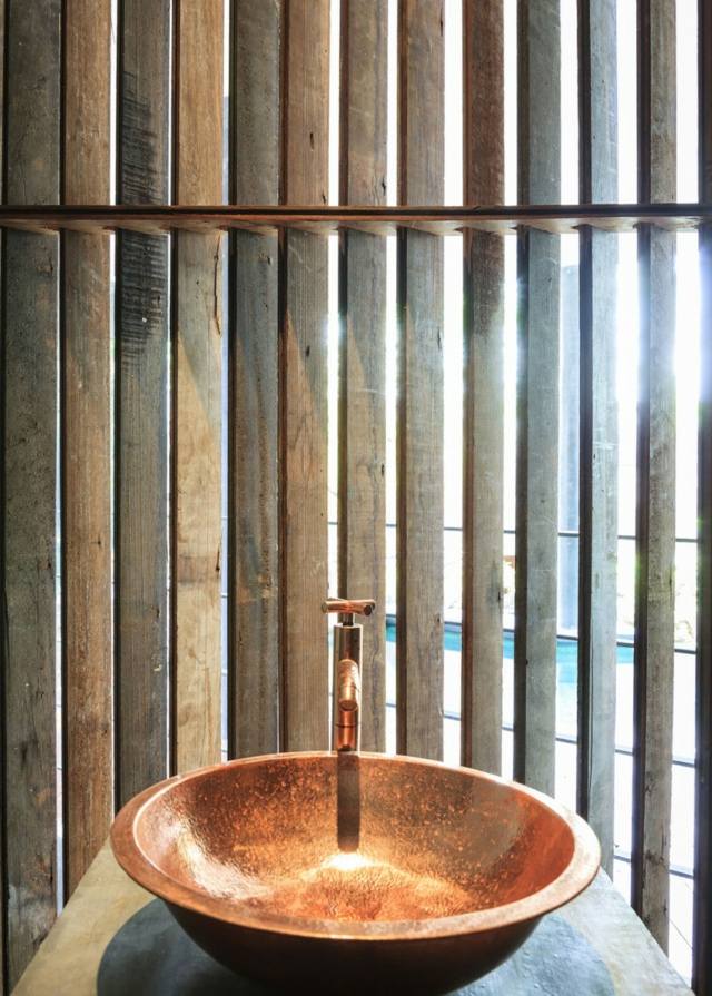 Raumteile-Holzstäbe-Kupfer-Waschbecken-und-Wasserhahn