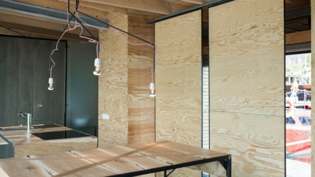Raumteiler-aus-Holz-mit-Metallrahmen-Holzpaneele-Hausboot-Innendesign