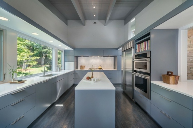 Retro-Küche-mit-grauen-Küchenschränken-lang-und-Rechteckig