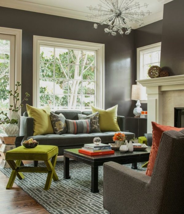 Retro-Möbel-mit-grauen-Wänden-und-große-Fenster