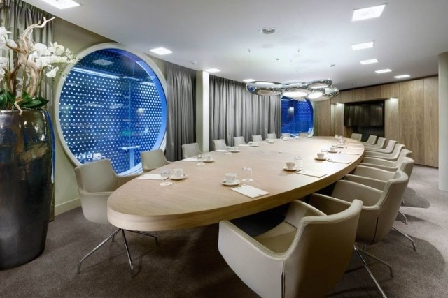 Robert-Kolenik-Design-Interieur-Konferenzraum-Sitzungssaal-Leder-Sessel-oval-tisch