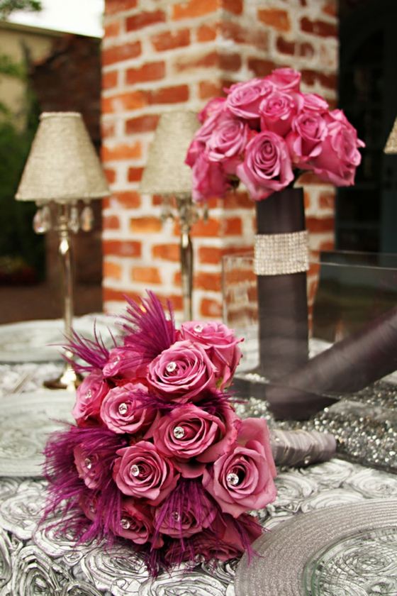 Rosen-als-Dekorationsblumen-für-die-Vintage-Hochzeit-Dekotisch-silberne-Glitzersteine