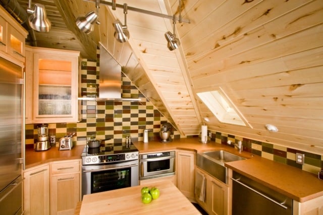 Rustikale-Küche-Wohnideen-für-Dachschrägen-Oberschränke-passgenau-integriert