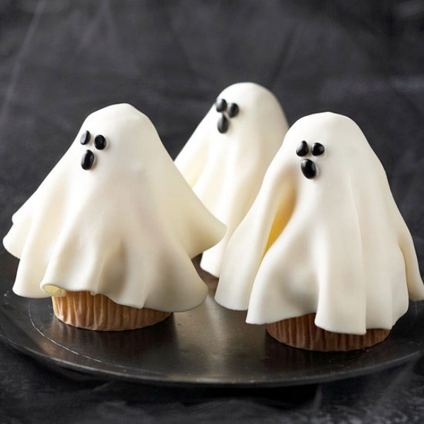 Schaurige-Halloween-Muffins-Gespenster-Foodstyling-zum-Nachmachen