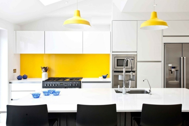 Schichtstoff-Arbeitsplatten-küchenschränke-mit-Zitronengelb-Pendelleuchte-und-Wand