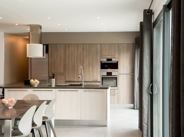Schiebetrüren-Kücheninsel-mit-Granit-und-Holzoptik-Ausstattung