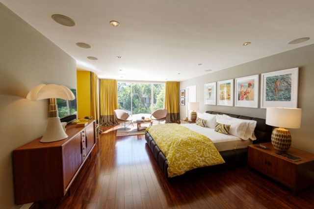 Schlafbereich-mit-Doppelbett-Holzboden-Kommode-Retro-Stil