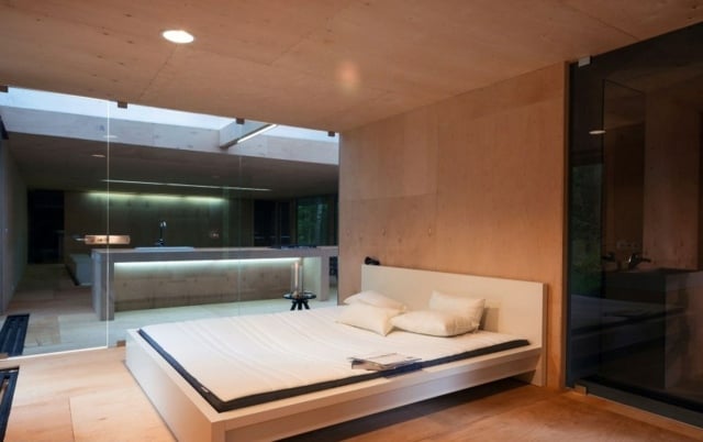 Schlafzimmer-Betonplatten-Holzboden-Wände-aus-Glas