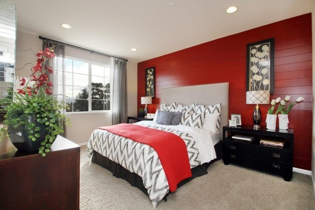 Schlafzimmer-Wandgestaltung-Farbe-Rot-Bett-Decke-Winkelmuster
