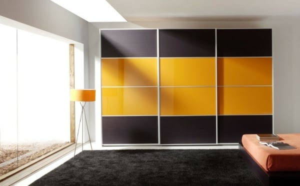 Schlafzimmer-mit-Zimmerdecke-Frontfenster-gelbe-und-graue-Paneele-Kleiderschrank