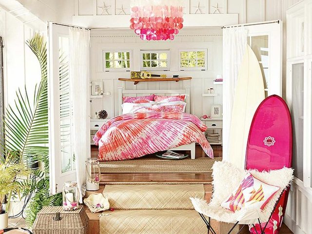Schlafzimmer-zwei-Ebene-Surfbrett-Mädchenzimmer-Fuchsia-Farben-weißes-Holz-gemusterte-Bettwäsche