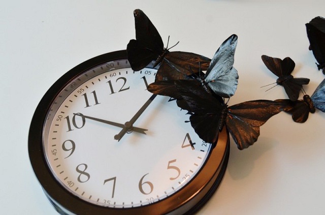 Schmetterlinge kleben Wanduhr schwarz dekorieren modern minimalistisch