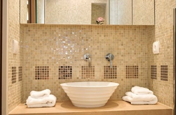 Schüssel-aus-Keramik-Armatur-Waschbeckenform-Mosaik-Fliesen-Badezimmerspiegelschrank
