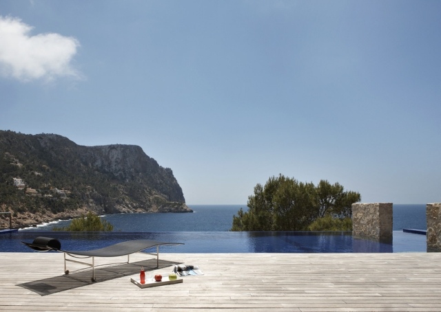 Sonnenliege-modernes-Design-perfekte-Terrasse-für-Puristen-Blick-auf-meer